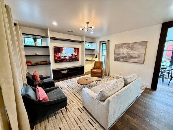 TV - Backyard Oasis + Private Pool + Walk to Downtown - Eastside Oasis! (Austin)