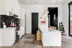 Jääkaappi, mikroaaltouuni, uuni, liesi