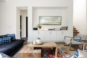 Smart TV, books, stereo