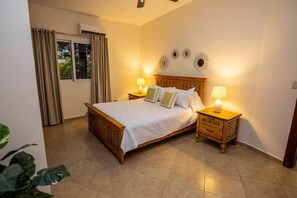 4 bedrooms, iron/ironing board, internet, bed sheets