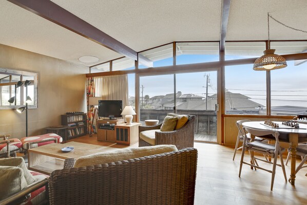 تلفزيون، تنس طاولة، كُتُب، مكتبة موسيقى