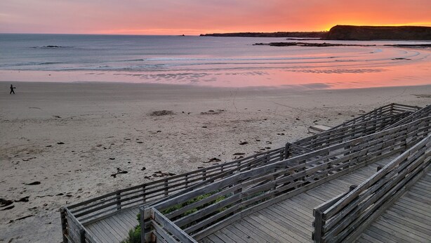 A beach with a wooden boardwalk leading to the water. - Family friendly Smiths Beach Retreat (Smiths Beach)