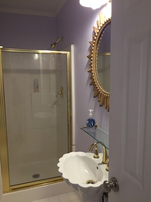Ensemble douche/baignoire, sèche-cheveux, serviettes fournies, savon