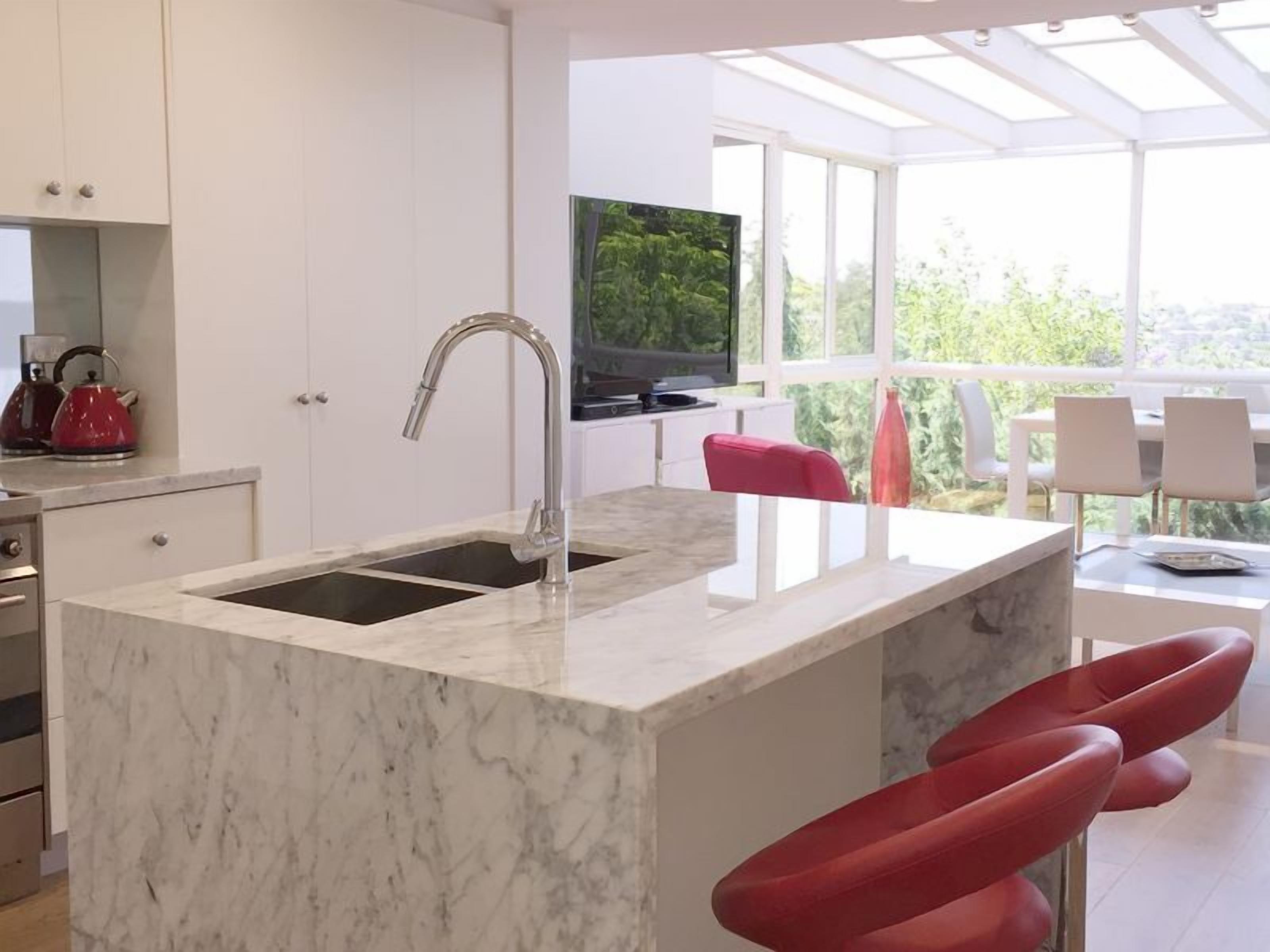 Superb Location Between City & Bondi Beach in Bondi Junction — image 2