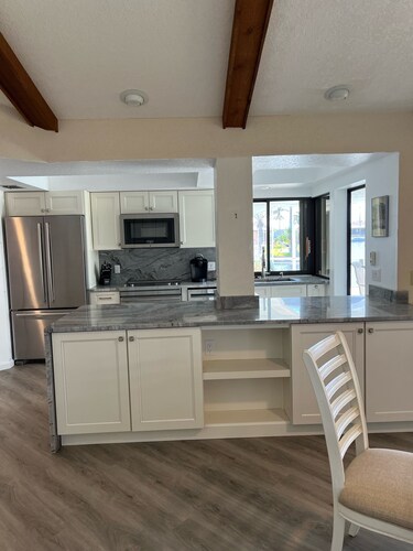 Vacation Paradise  Sailboat Access Waterfront ! Heated Pool, Close to Downtown 