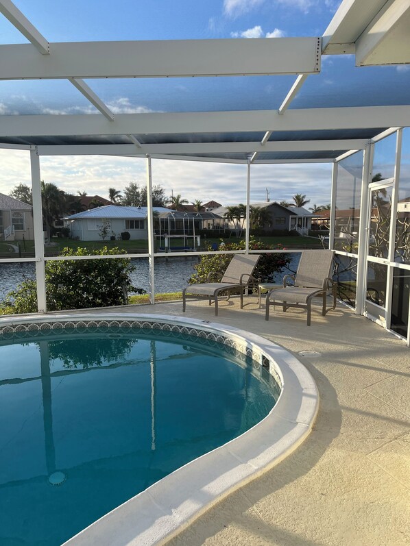 Alberca al aire libre y alberca climatizada