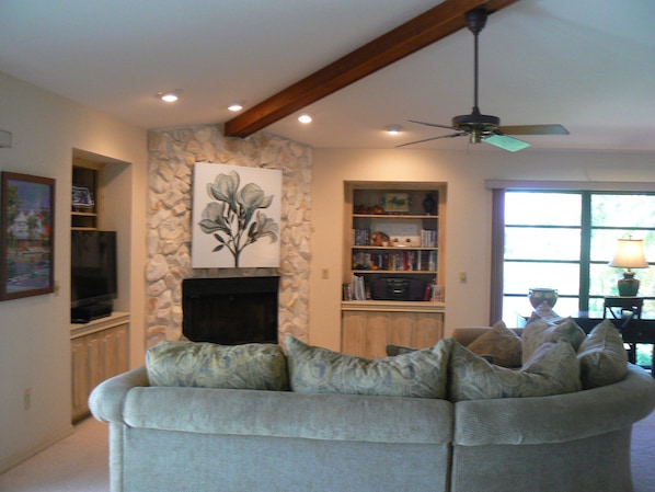 Smart TV, DVD player, books, stereo