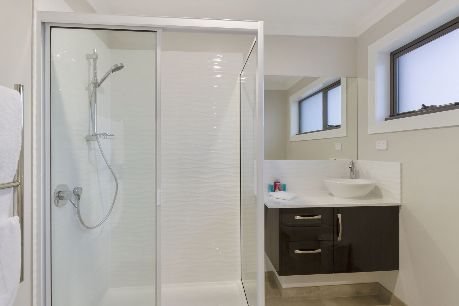 Rise House Hobart - Outstanding! Luxury family home — image 14