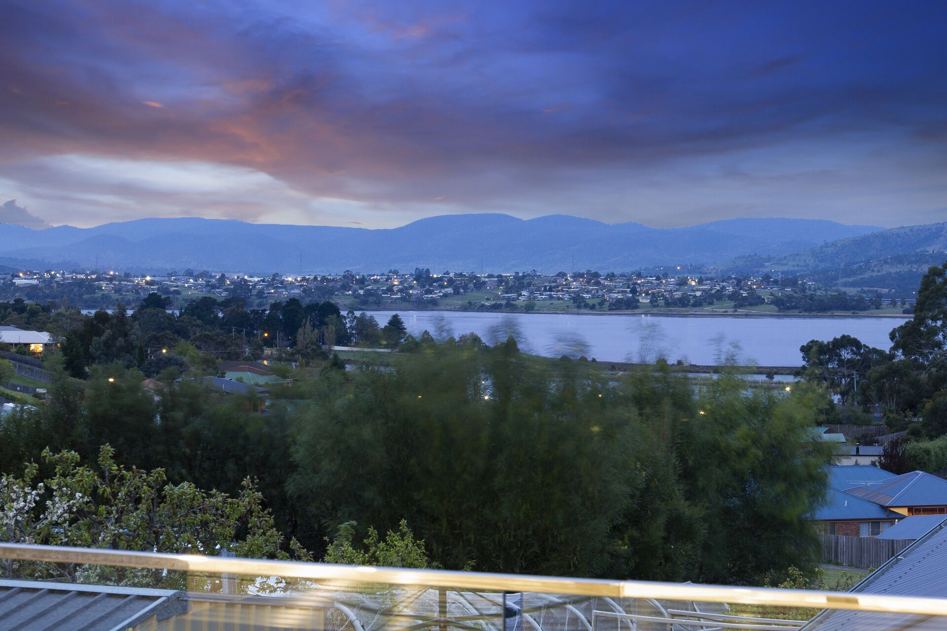 Rise House Hobart - Outstanding! Luxury family home — image 23