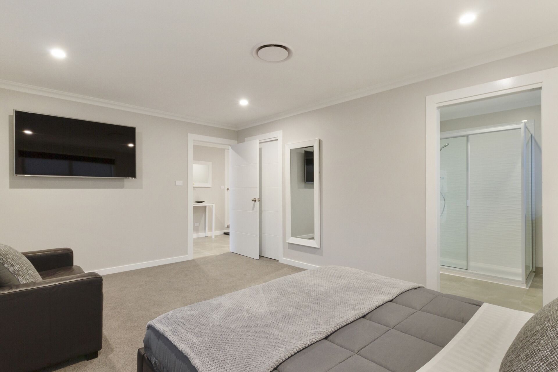 Rise House Hobart - Outstanding! Luxury family home — image 15