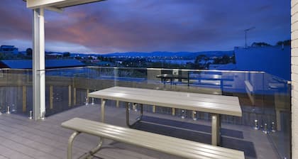 Rise House Hobart - Outstanding! Luxury family home