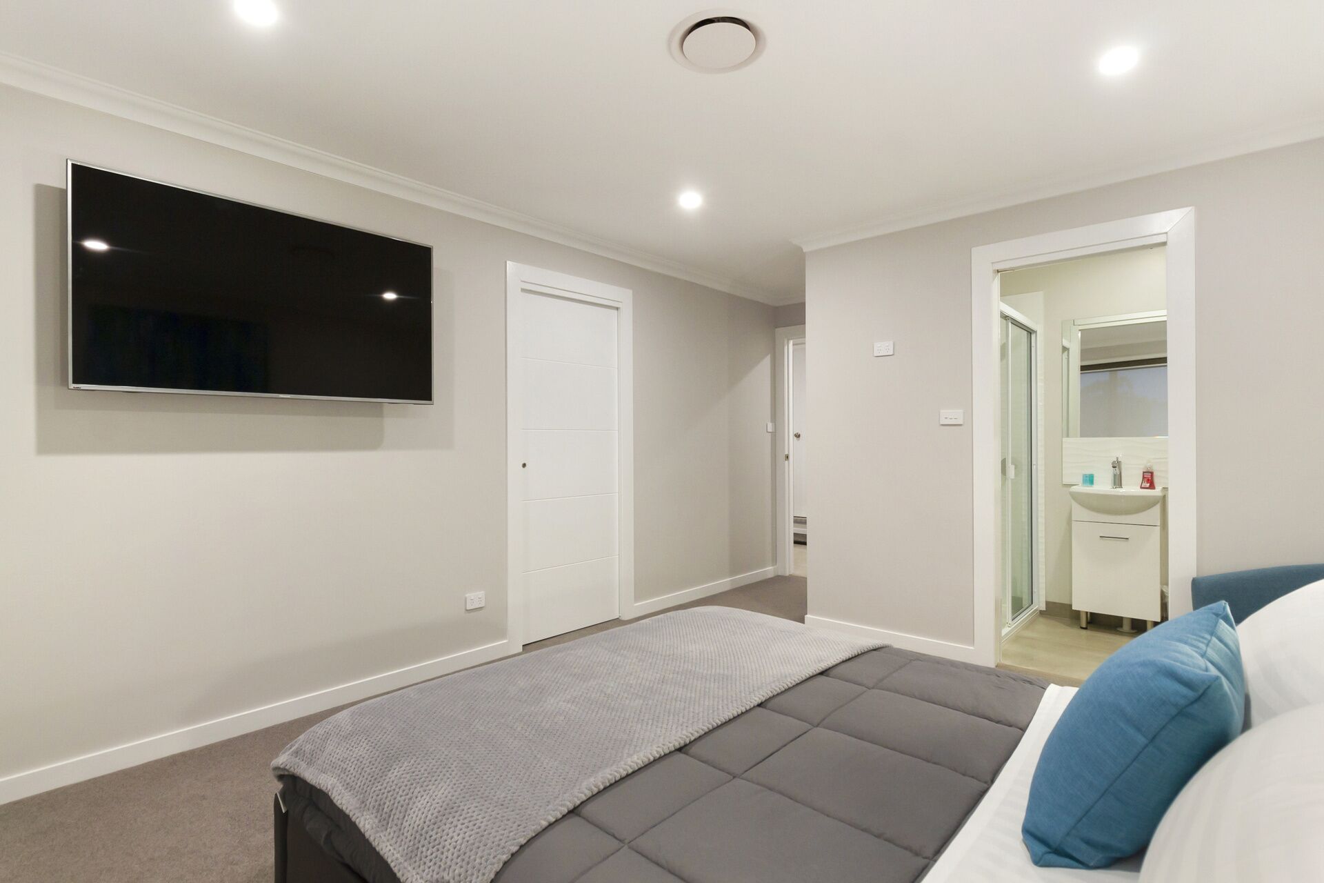 Rise House Hobart - Outstanding! Luxury family home — image 17