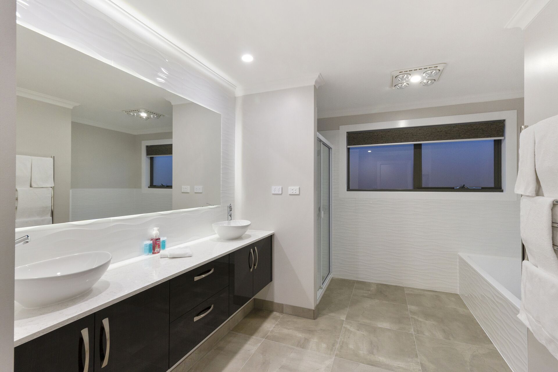 Rise House Hobart - Outstanding! Luxury family home — image 19