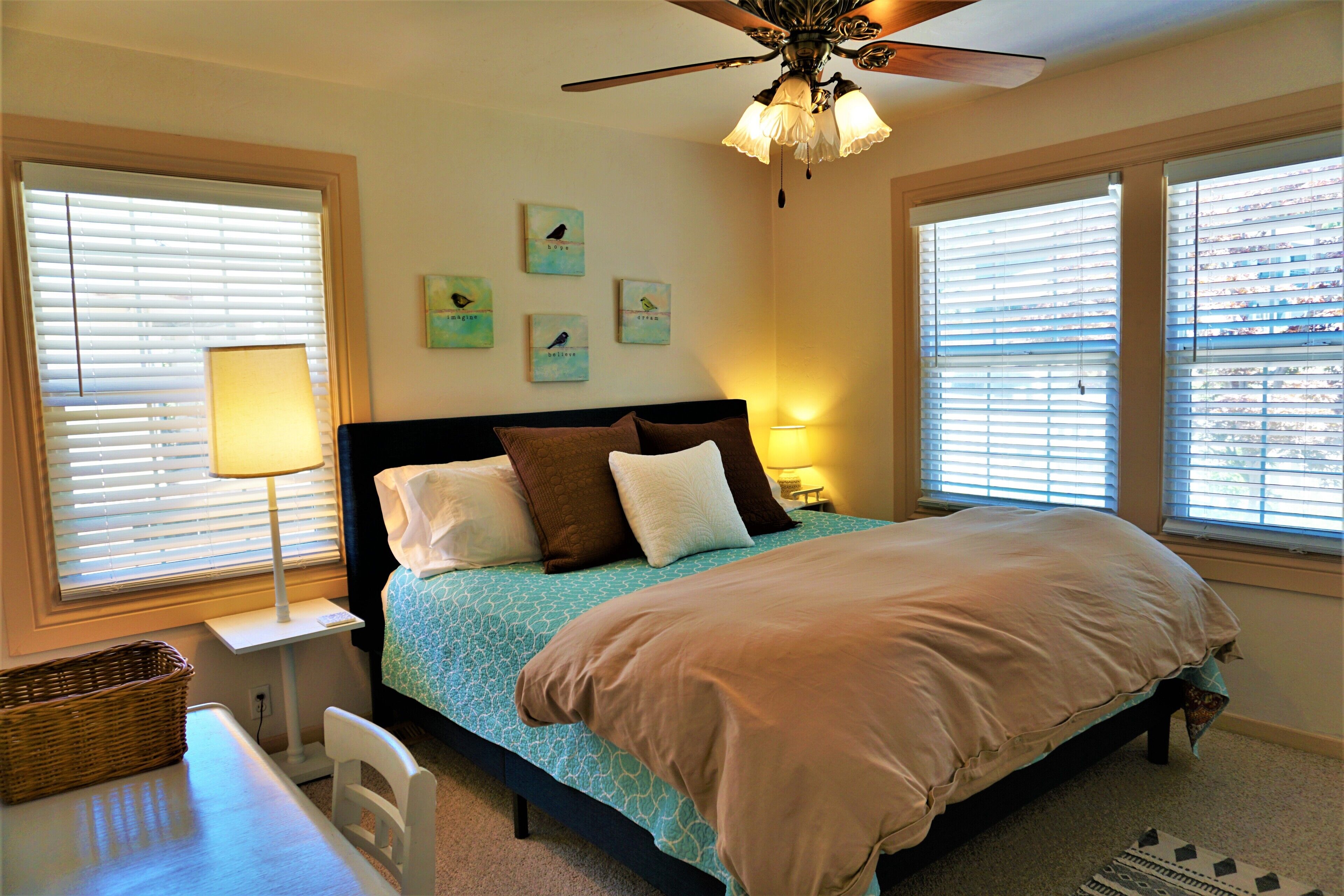 Downtown Spacious Charming 5 Bedroom Retreat In The Heart of Mt. Shasta. 