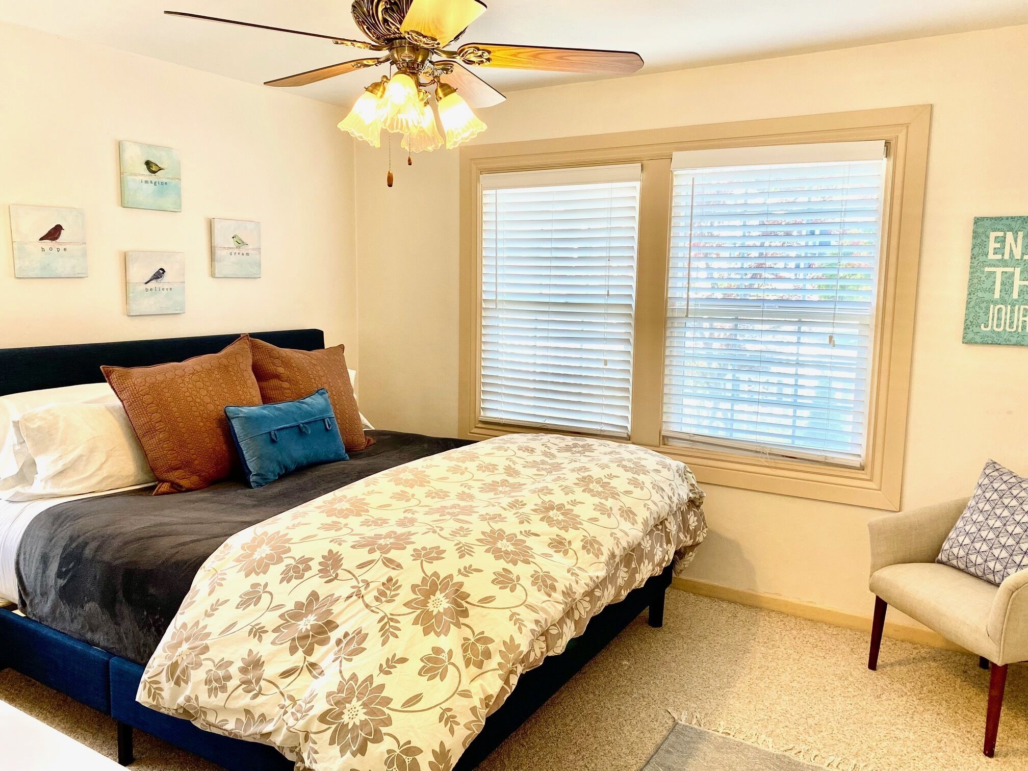 Downtown Spacious Charming 5 Bedroom Retreat In The Heart of Mt. Shasta. 