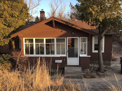 Bailey Sands: Adorable Vintage Beach Cottage, steps from Lake Michigan beach