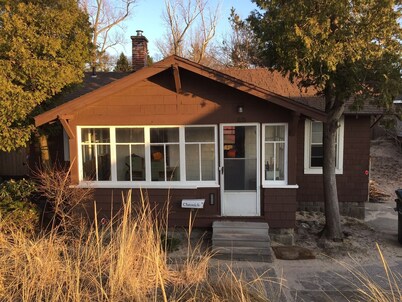 Bailey Sands: Adorable Vintage Beach Cottage, steps from Lake Michigan beach