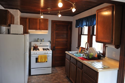 Bailey Sands: Adorable Vintage Beach Cottage, steps from Lake Michigan beach