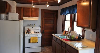 Bailey Sands: Suloinen Vintage Beach Cottage, askeleen päässä Michigan-järven rannalta