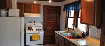 Bailey Sands: Adorable Vintage Beach Cottage, steps from Lake Michigan beach