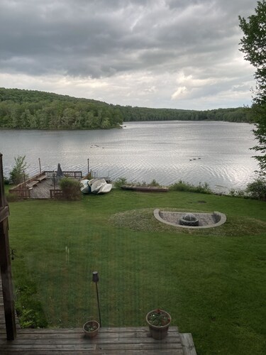 Beautiful Full-Size Private Lakefront Gated Home with dock / boats