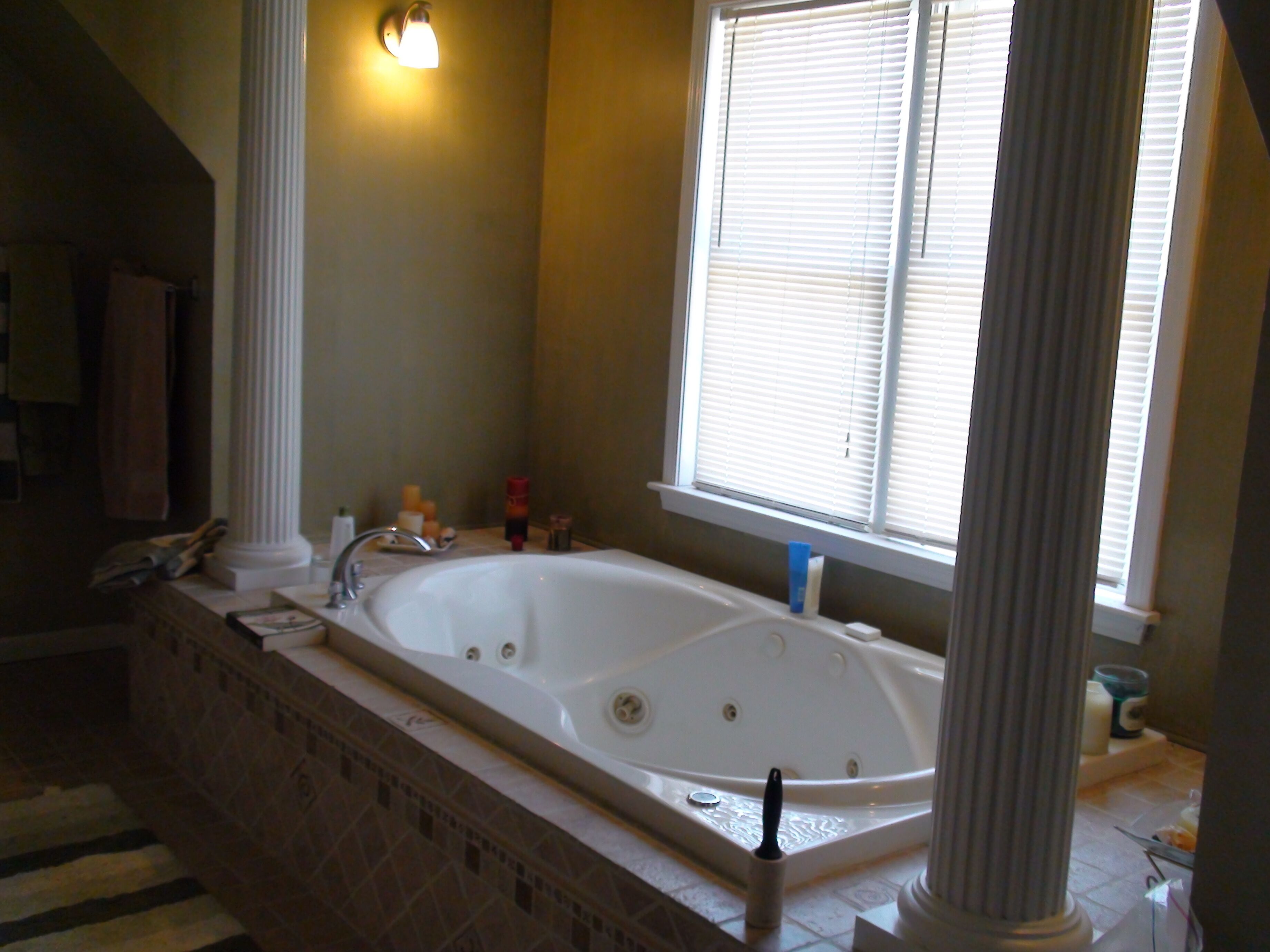 Beautiful Full-Size Private Lakefront Gated Home with dock / boats