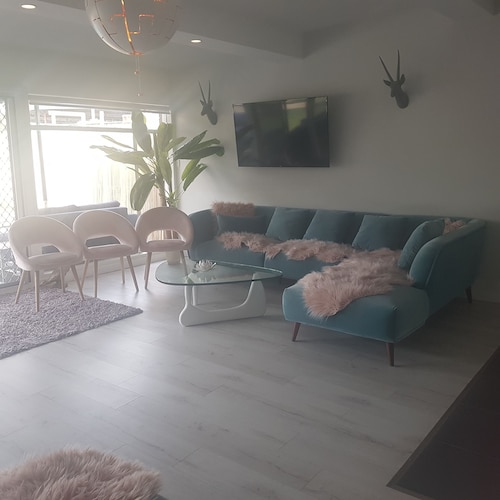 Magnificent Mid Century Modern Pool house  between CBD/Glenelg. Sleeps 22