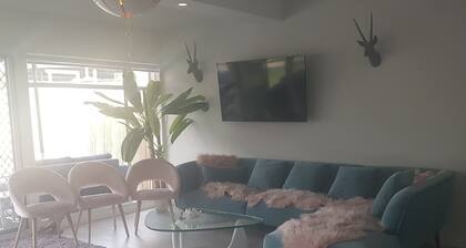 Magnificent Mid Century Modern Pool house between CBD/Glenelg. Sleeps 22