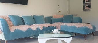 Magnificent Mid Century Modern Pool house between CBD/Glenelg. Sleeps 22