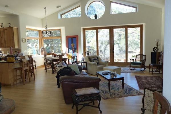 TV connectée, cheminée, lecteur de DVD, services de streaming