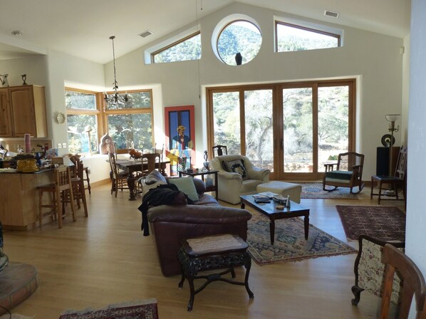 Smart-TV, Kamin, DVD-Player, Streaming-Dienste