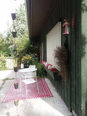 Outdoor dining - Aspen Grove is a sexy edge of town studio suite with cherry creek  just out back (Bozeman)