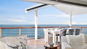 屋外ダイニングエリア