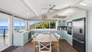 Microwave, oven, stovetop, dishwasher - Beachviews at Killcare (Killcare)