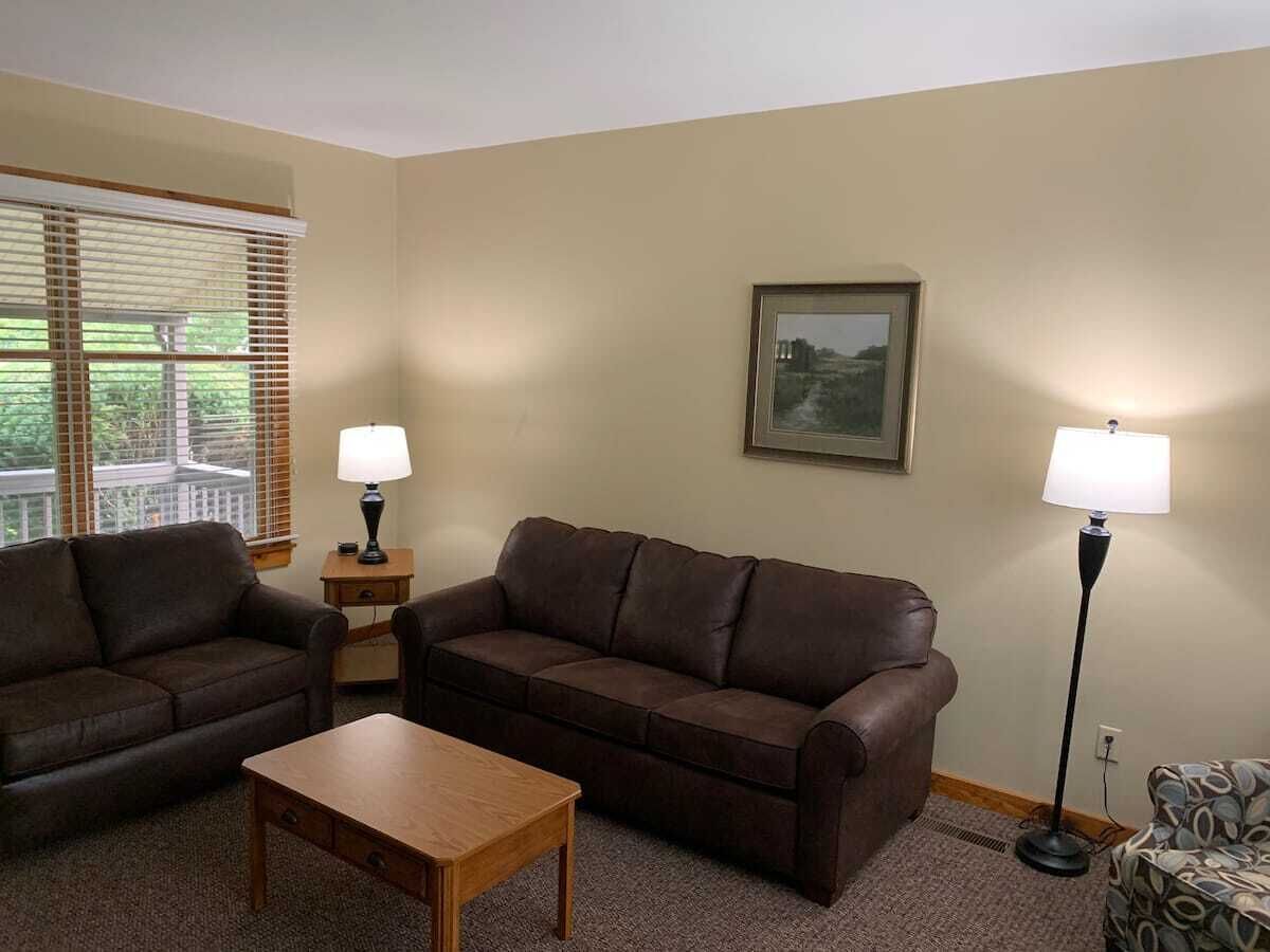 Pocono Resort Condo 2 Bed/2 Bath (Sleeps 8) ~Tons of Amenities~Pools