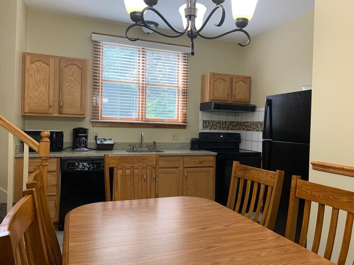 Pocono Resort Condo 2 Bed/2 Bath (Sleeps 8) ~Tons of Amenities~Pools