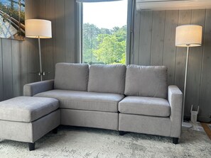 Tv, pejs, dvd-afspiller, bøger