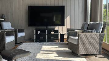 Fernseher, Kamin, DVD-Player, BĂŒcher