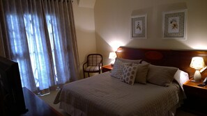 3 chambres, coffres-forts dans les chambres, fer et planche à repasser