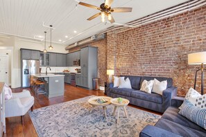 TV - Heated Pool Access | 5*Clean | Flex Cancelation (Savannah)