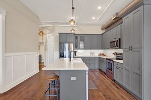 Fridge, microwave, oven, stovetop - Heated Pool Access | 5*Clean | Flex Cancelation (Savannah)