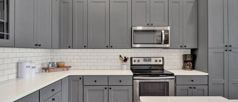 Jääkaappi, mikroaaltouuni, uuni, liesi