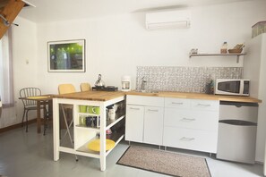 Kühlschrank, Mikrowelle, Ofen, Wasserkocher mit Kaffee-/Teezubehör