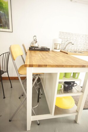 Kjøleskap, mikrobølgeovn, ovn og kaffetrakter/tekoker