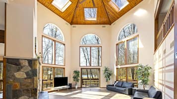 Smart TV, fireplace, ping pong, stereo