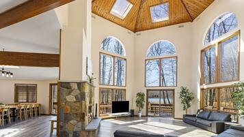 Smart TV, fireplace, ping pong, stereo