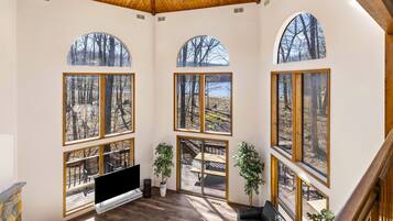 Smart TV, fireplace, ping pong, stereo