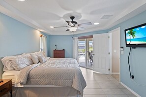 3 bedrooms, iron/ironing board, travel cot, free WiFi - Stunning 3 bedroom waterfront Villa in SW Cape Coral (Cape Coral)