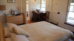 1 bedroom, bed sheets - Mancuso Country Cottage Retreat (metcalfe)