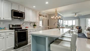 Jääkaappi, mikroaaltouuni, uuni, liesi